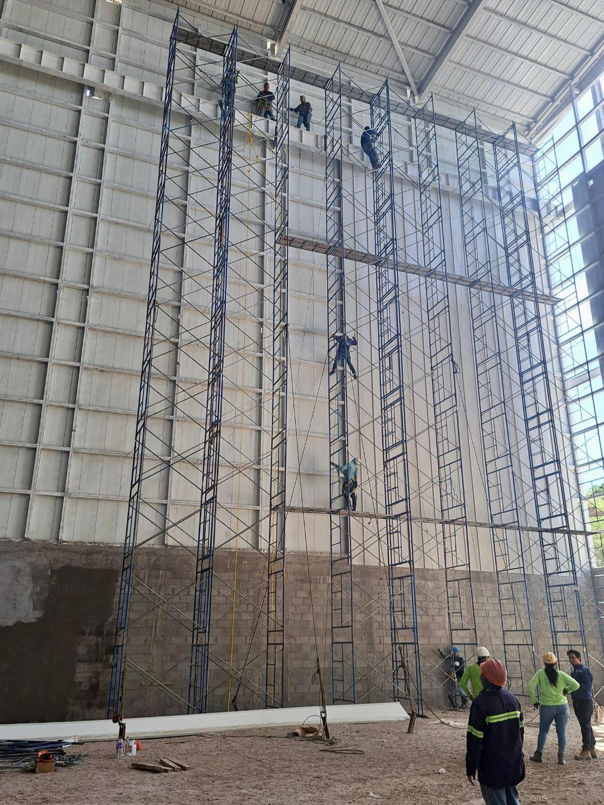 Andamios altos instalados en el interior de una nave