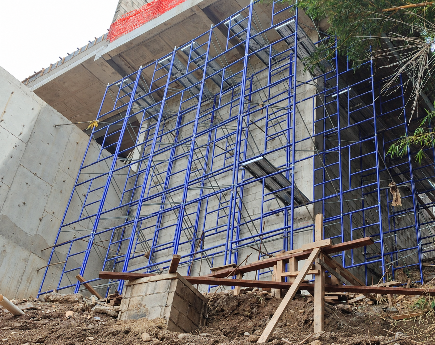 Estructura amplia de andamios azules en una obra